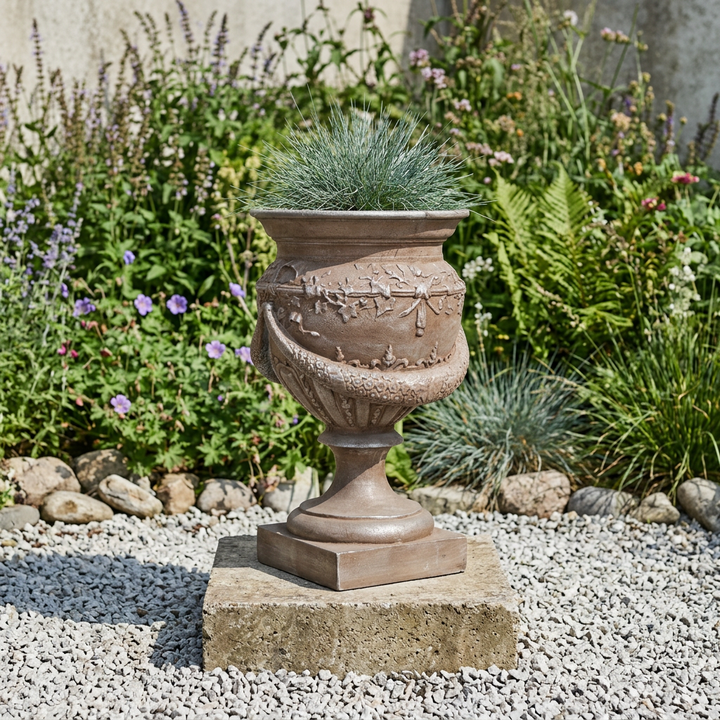 Maceta copa de piedra con relieve de hojas