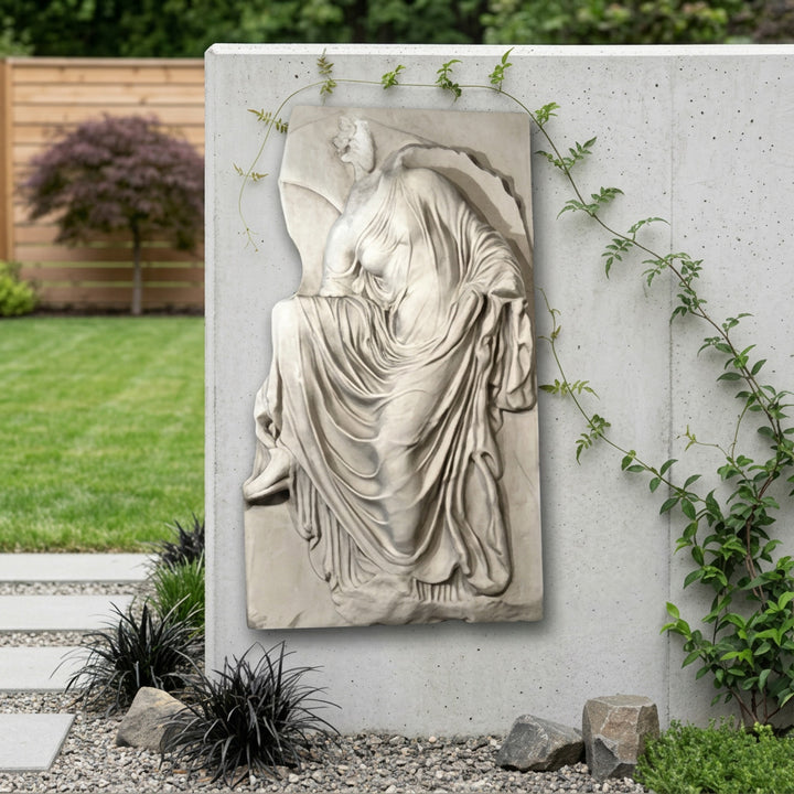 Bajorrelieve de Nike ajustando su sandalia (grande)