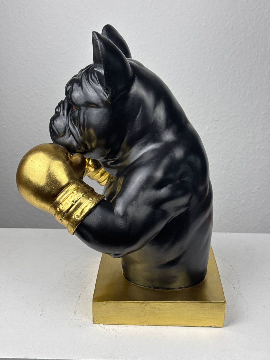 Estatua de Bulldog Boxeador (Pop Art Negro y Dorado)