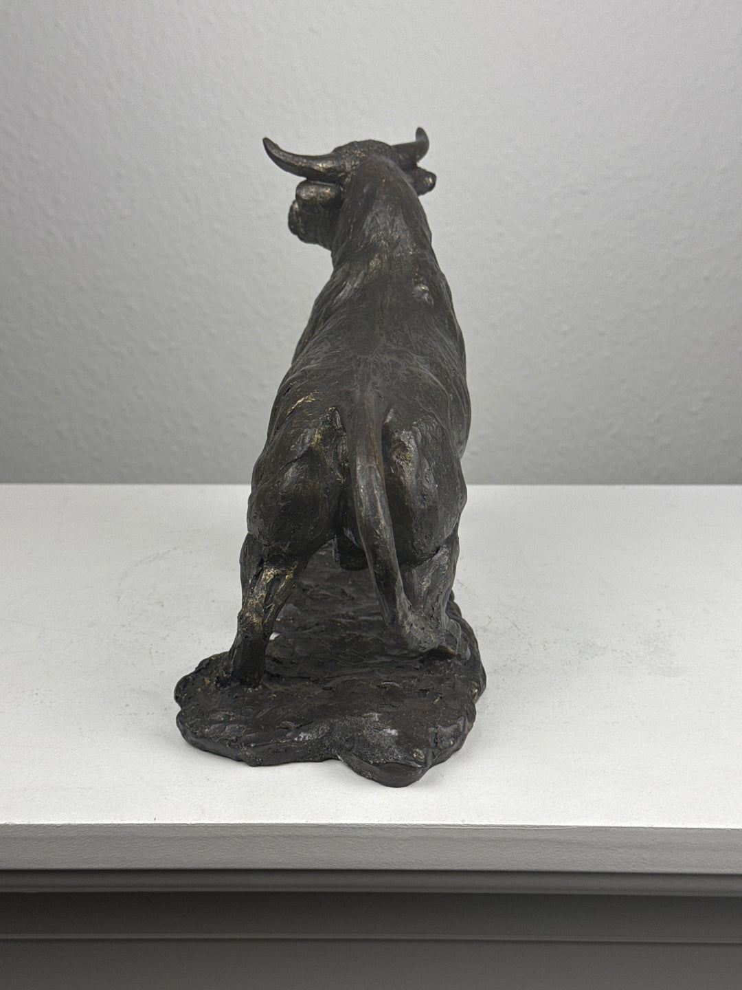 Estatua de Toro – Símbolo Animal de Fuerza (Acabado en Latón Oscurecido)