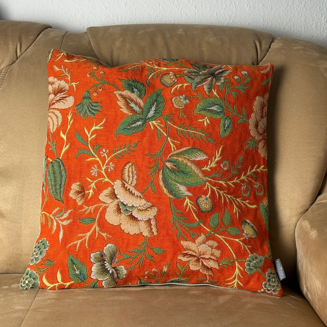 Cojín naranja – motivo de peonías, estilo Toile de Jouy (tejido jacquard)