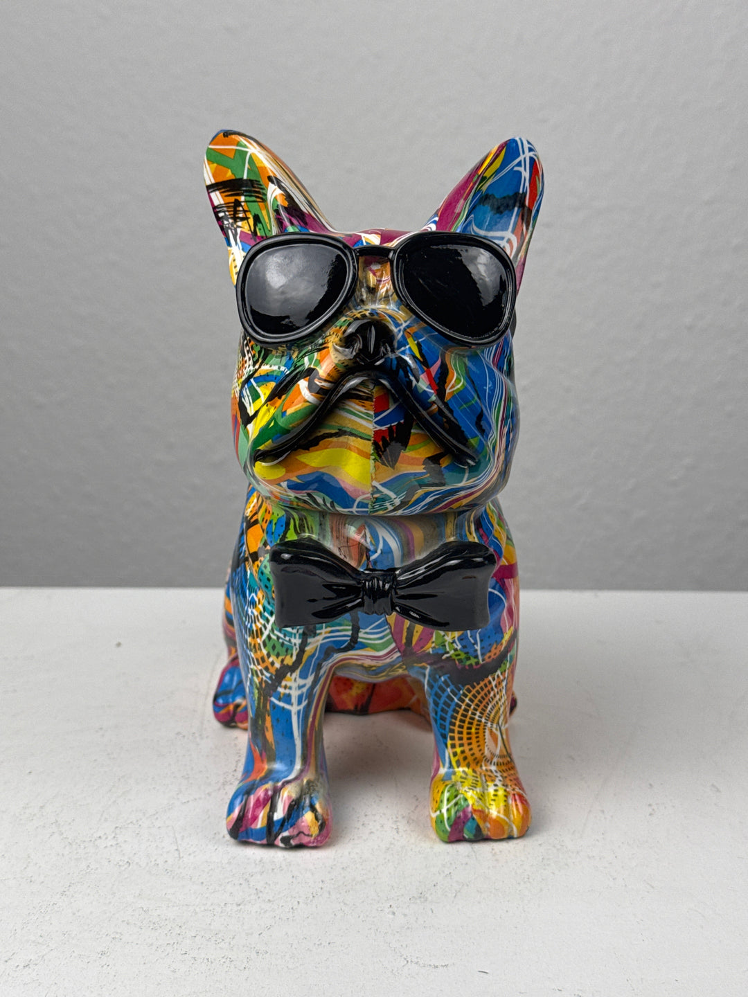 Estatua de Bulldog con Pajarita (Estilo Graffiti Pop Art)