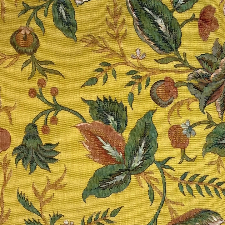Cojín amarillo – motivo de peonías, estilo Toile de Jouy (tejido jacquard)