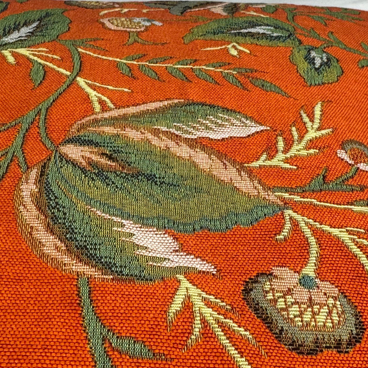 Cojín naranja – motivo de peonías, estilo Toile de Jouy (tejido jacquard)
