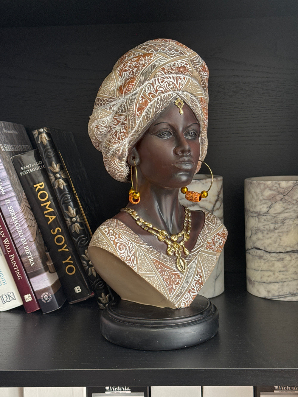Escultura de Mujer Africana en Blanco y Dorado