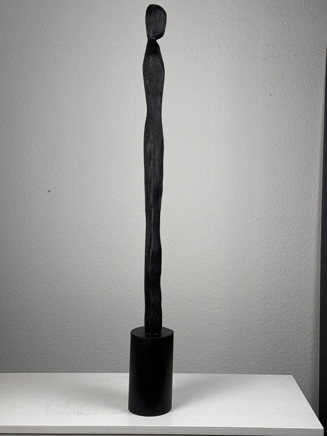 Escultura Femenina Minimalista en Negro – Figura Abstracta Estilizada