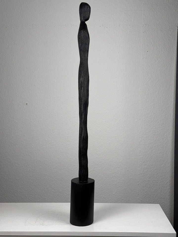 Escultura Femenina Minimalista en Negro – Figura Abstracta Estilizada