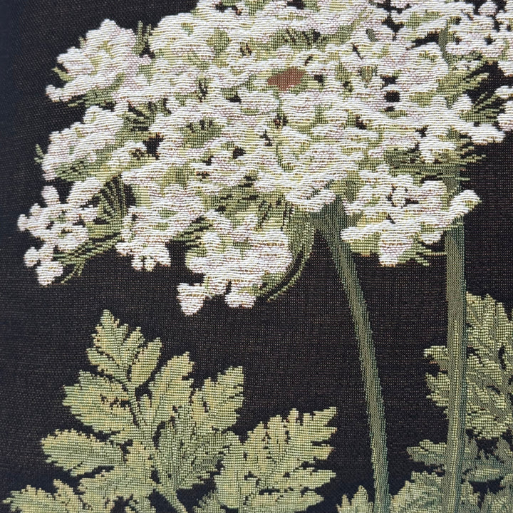 Cojín negro – flores de umbela decorativas (tejido jacquard)