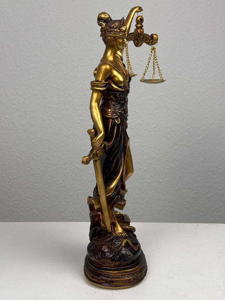 Escultura de la Dama Justicia – Símbolo de Ley y Equidad (Acabado Latón Oscuro)