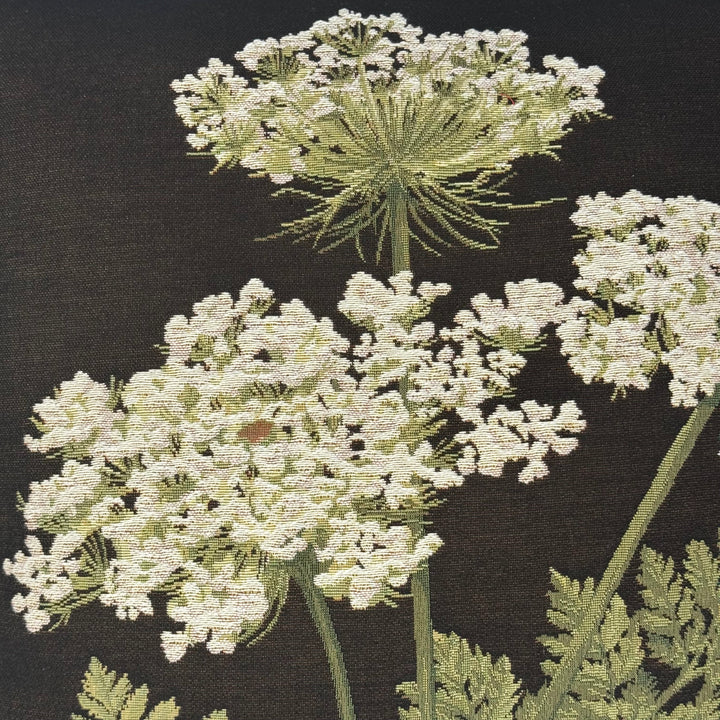 Cojín negro – flores de umbela decorativas (tejido jacquard)