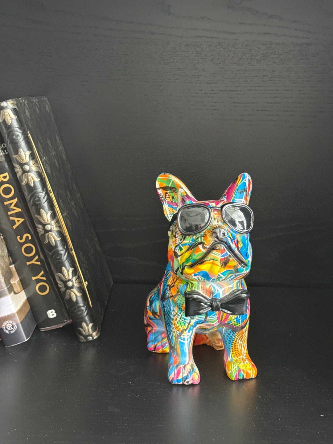 Estatua de Bulldog con Pajarita (Estilo Graffiti Pop Art)