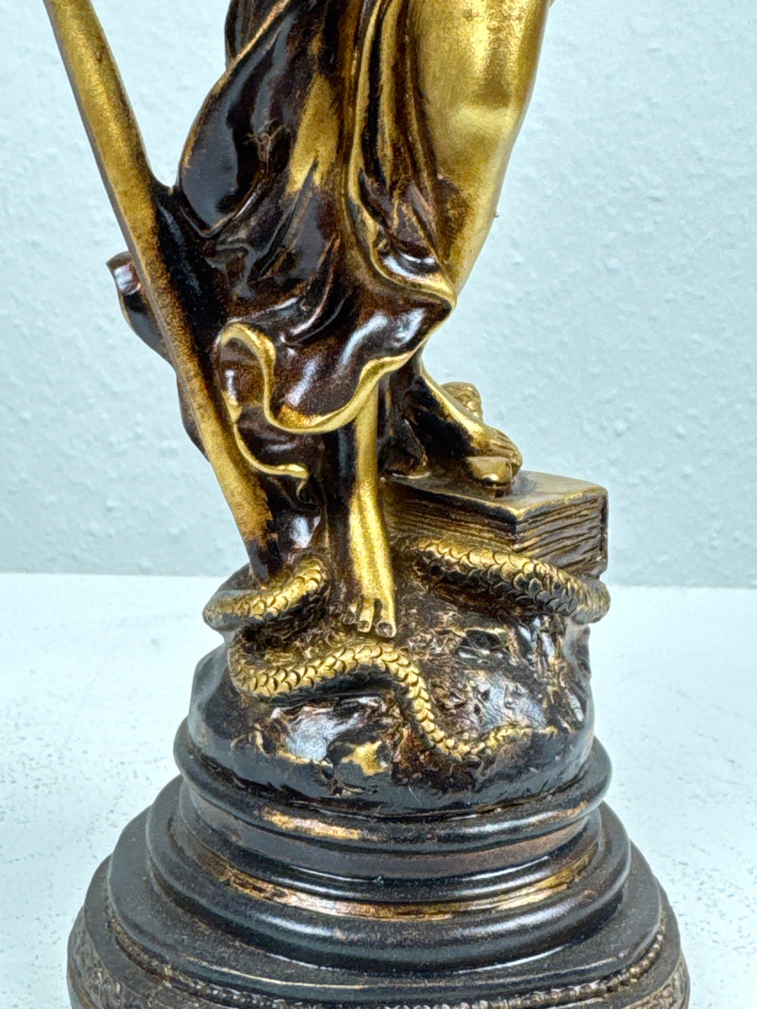 Escultura de la Dama Justicia – Símbolo de Ley y Equidad (Pequeña, Acabado Latón Oscuro)