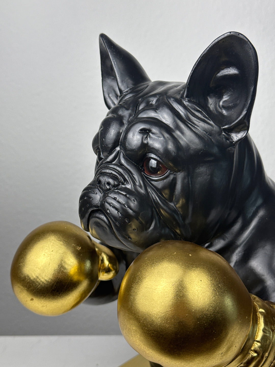 Estatua de Bulldog Boxeador (Pop Art Negro y Dorado)