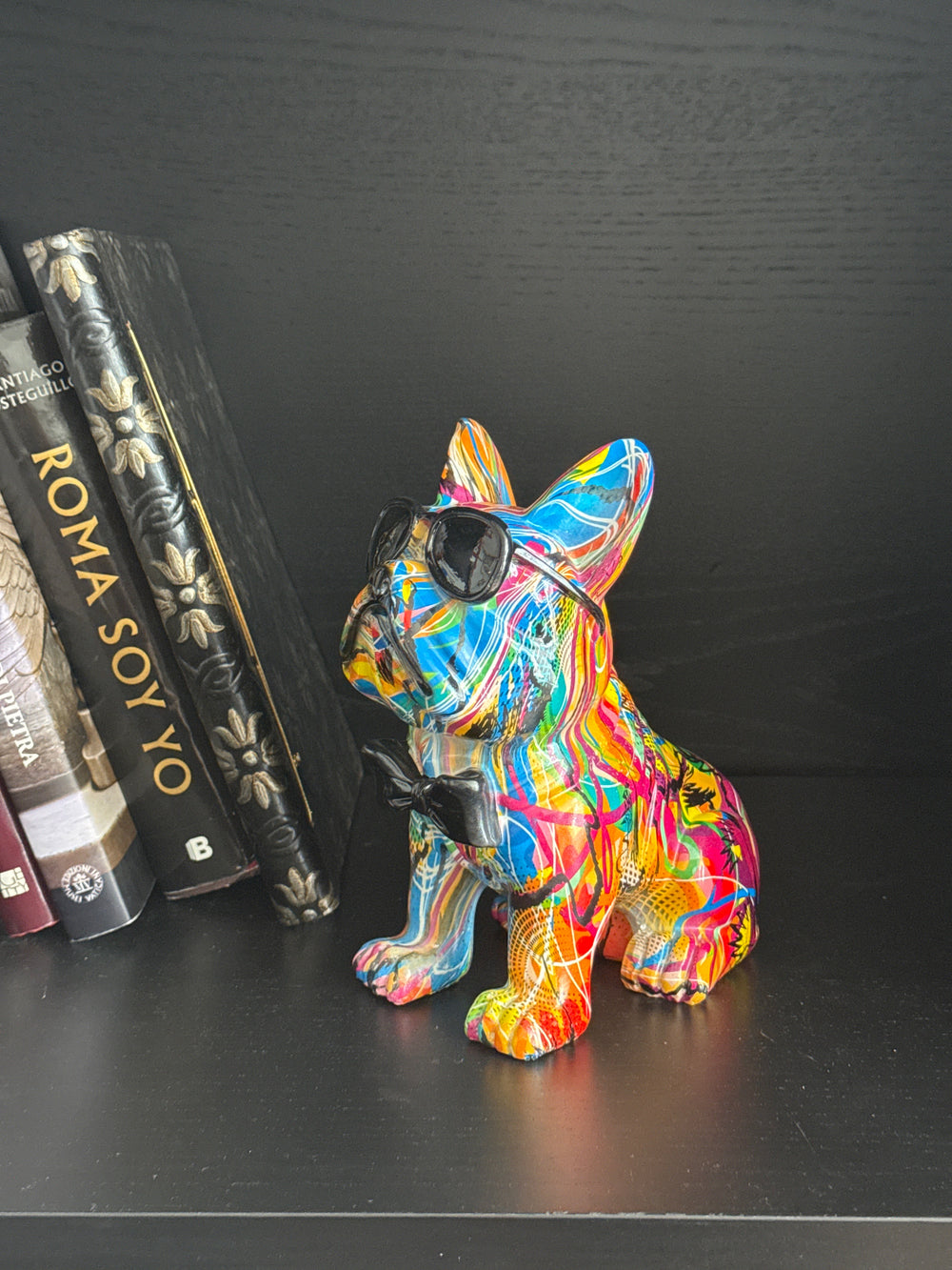 Estatua de Bulldog con Pajarita (Estilo Graffiti Pop Art)