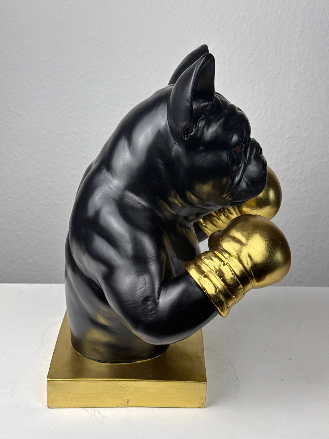 Estatua de Bulldog Boxeador (Pop Art Negro y Dorado)