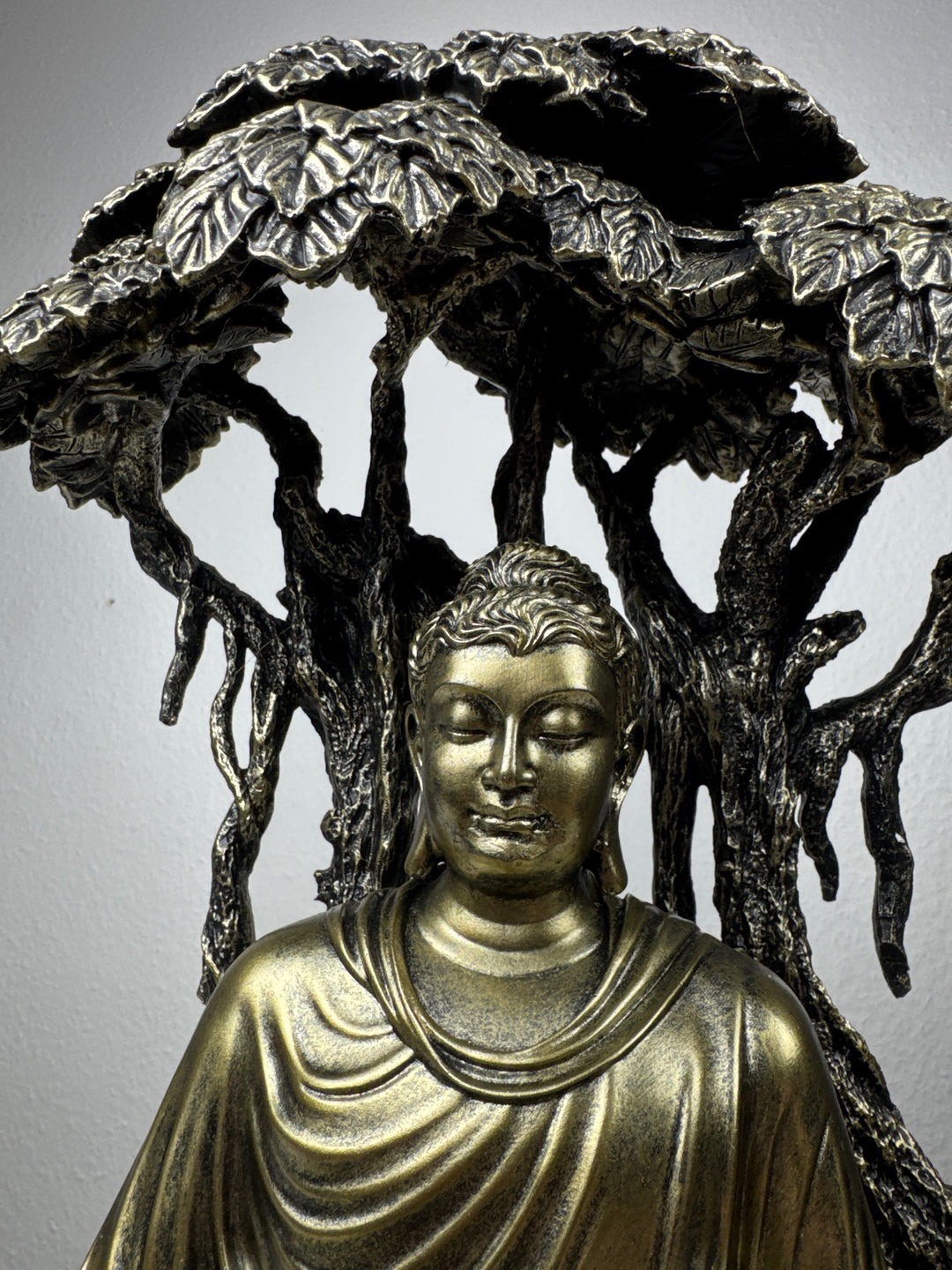 Estatua de Buda bajo el Árbol Bodhi (Acabado en Bronce)