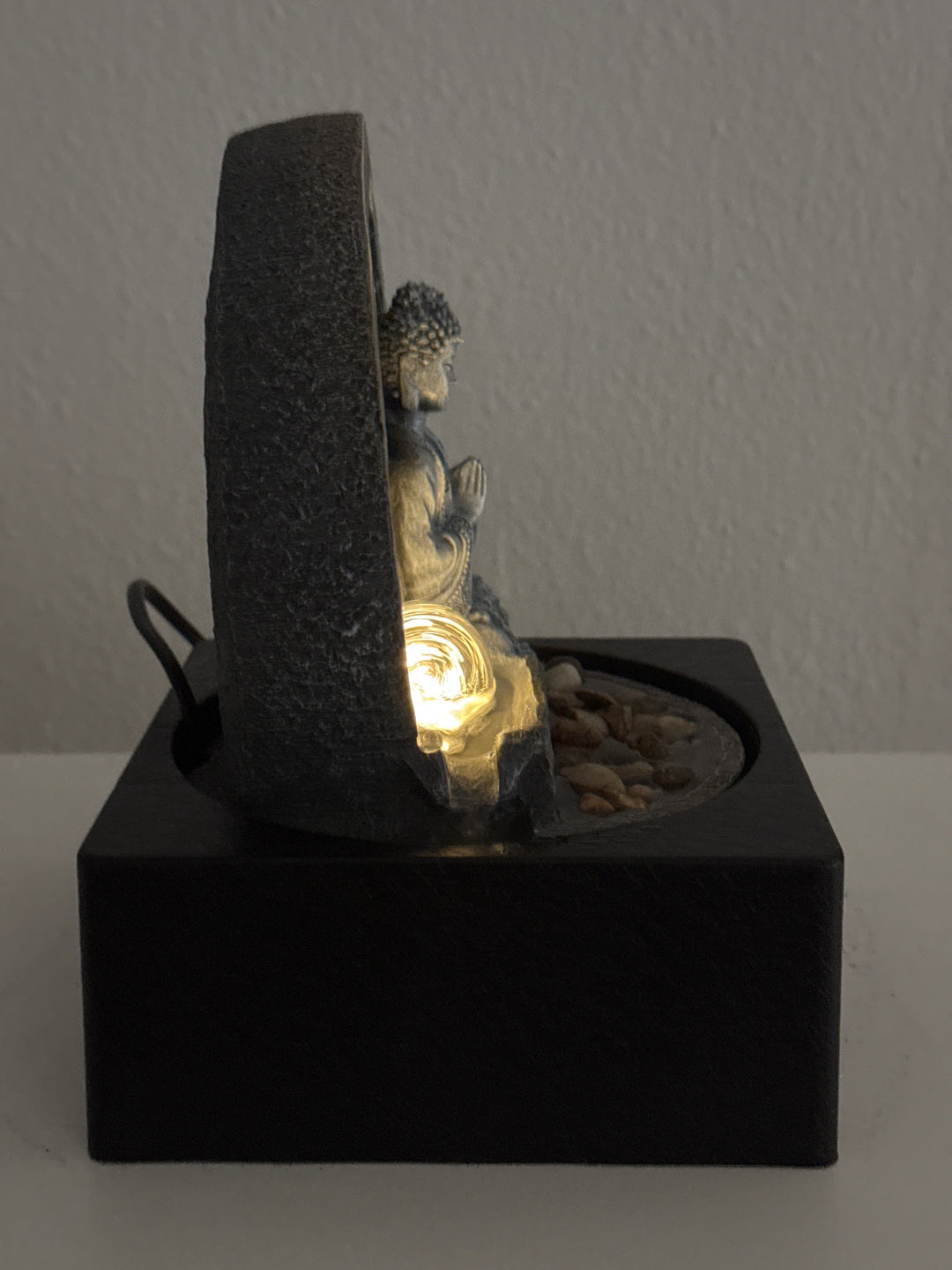 Fuente Interior de Buda Meditando – Zen con Luz y Agua