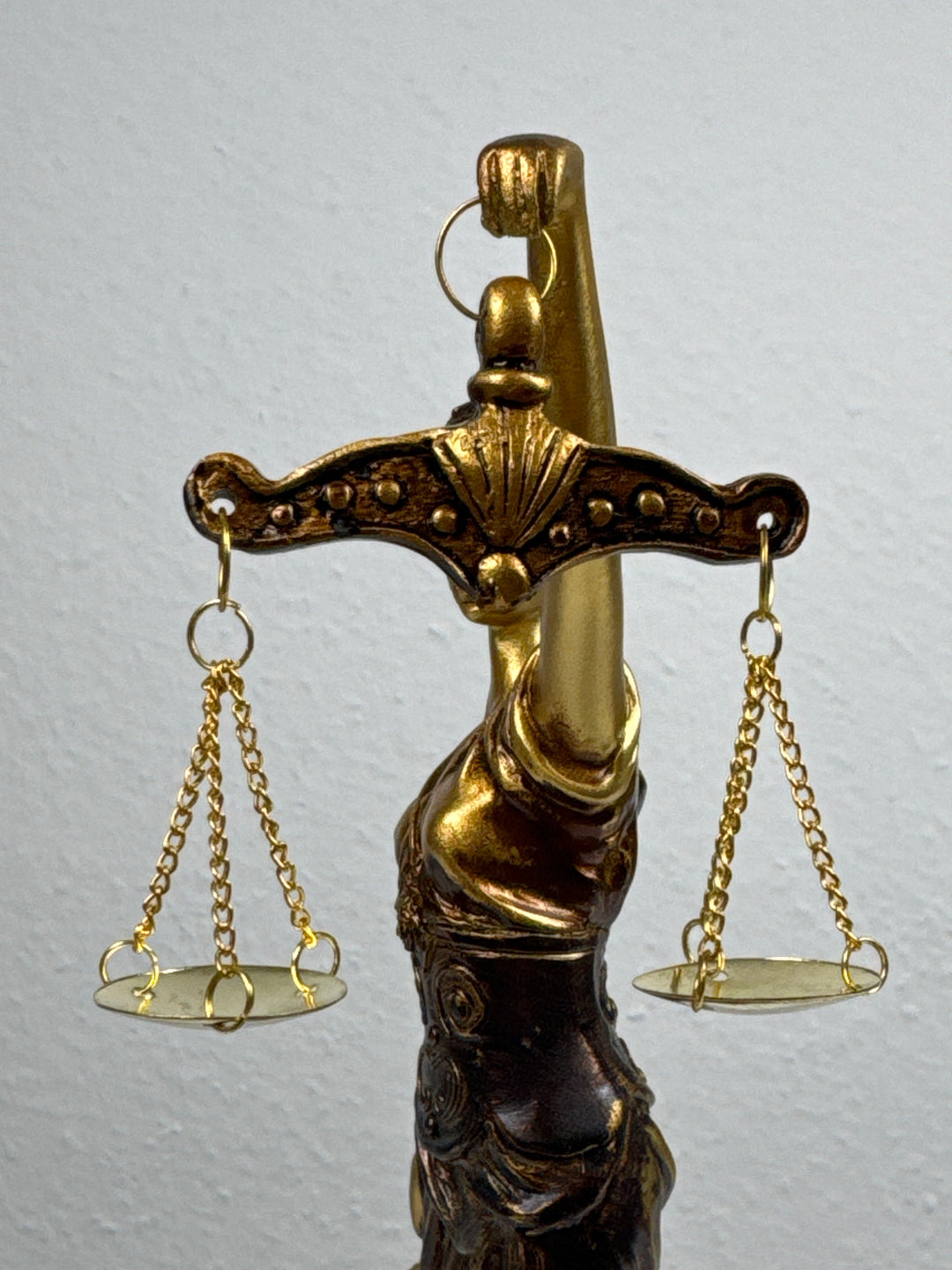 Escultura de la Dama Justicia – Símbolo de Ley y Equidad (Pequeña, Acabado Latón Oscuro)