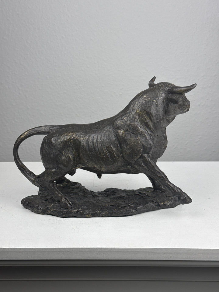 Estatua de Toro – Símbolo Animal de Fuerza (Acabado en Latón Oscurecido)