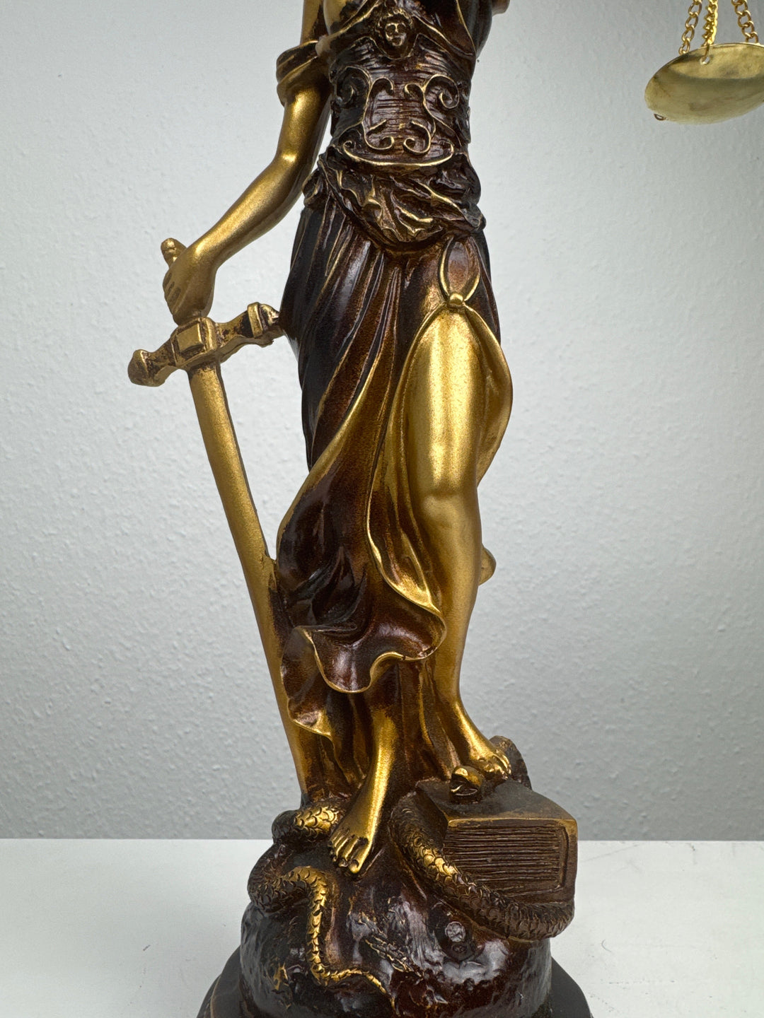Escultura de la Dama Justicia – Símbolo de Ley y Equidad (Acabado Latón Oscuro)