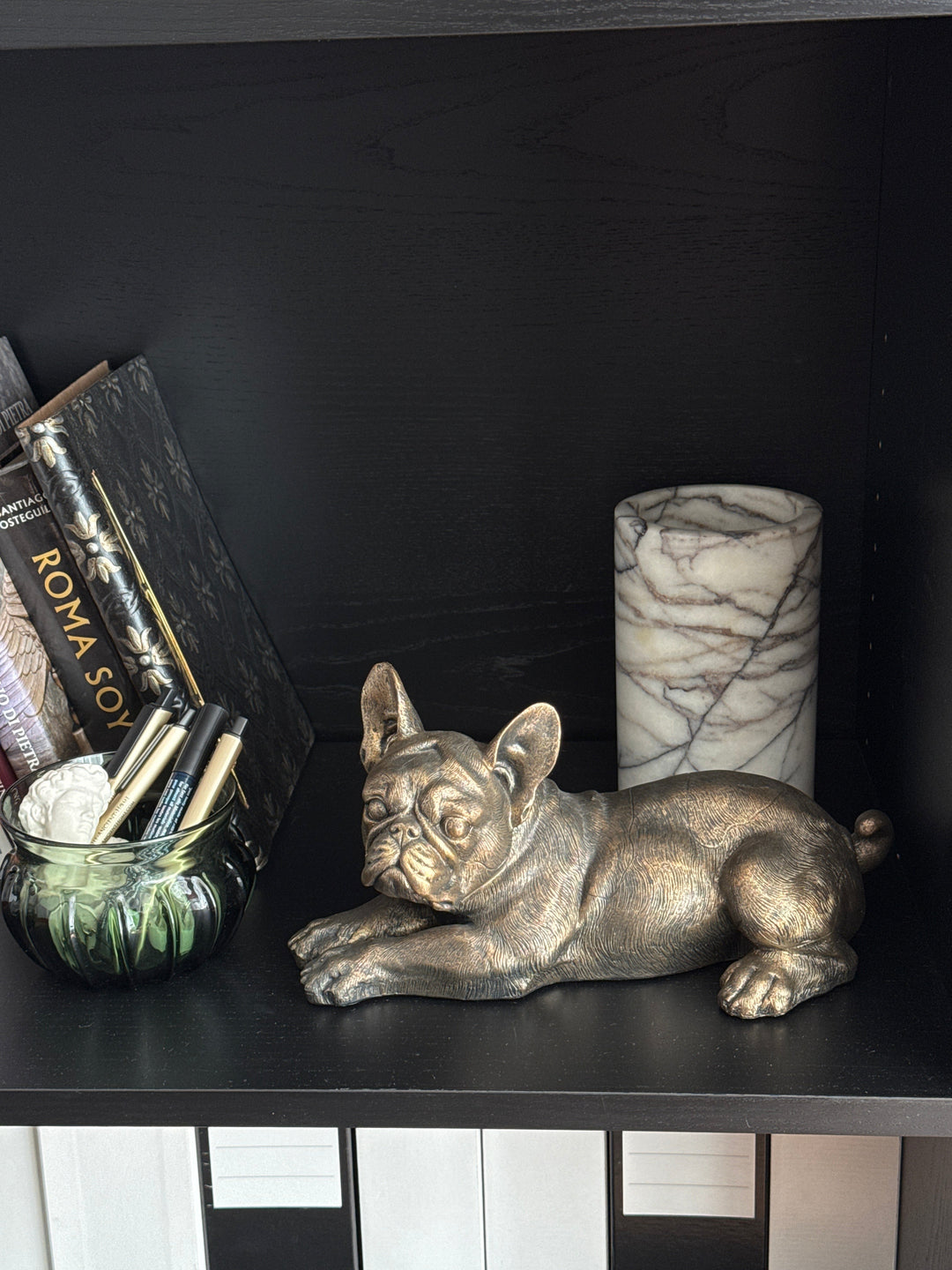 Estatua de Bulldog Encantador – Bulldog Francés Acostado (Acabado en Bronce)