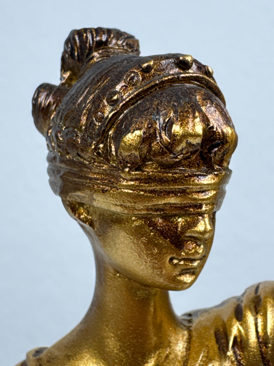 Escultura de la Dama Justicia – Símbolo de Ley y Equidad (Pequeña, Acabado Latón Oscuro)