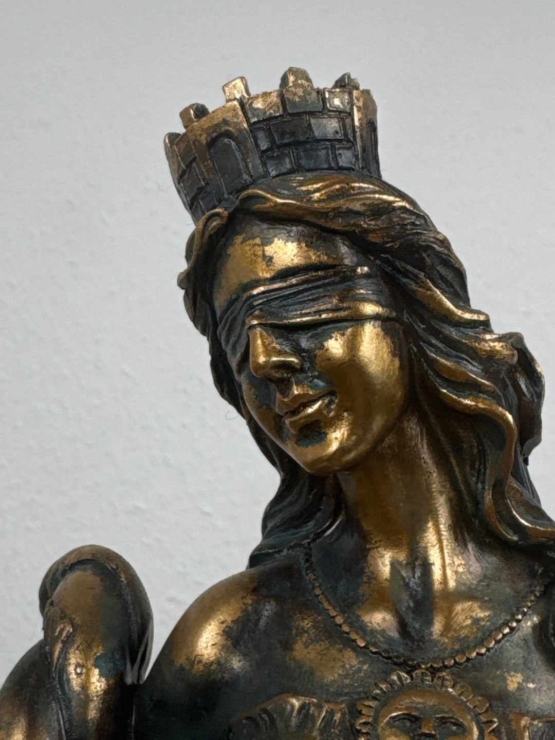 Estatua de la Dama Fortuna – Diosa Griega de la Suerte (Acabado Latón Oscuro)