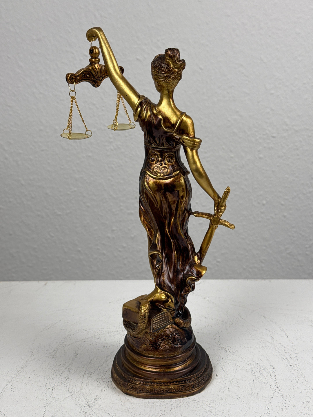 Escultura de la Dama Justicia – Símbolo de Ley y Equidad (Pequeña, Acabado Latón Oscuro)
