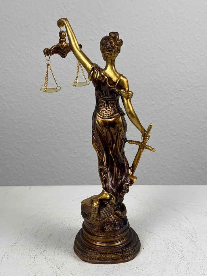 Escultura de la Dama Justicia – Símbolo de Ley y Equidad (Pequeña, Acabado Latón Oscuro)
