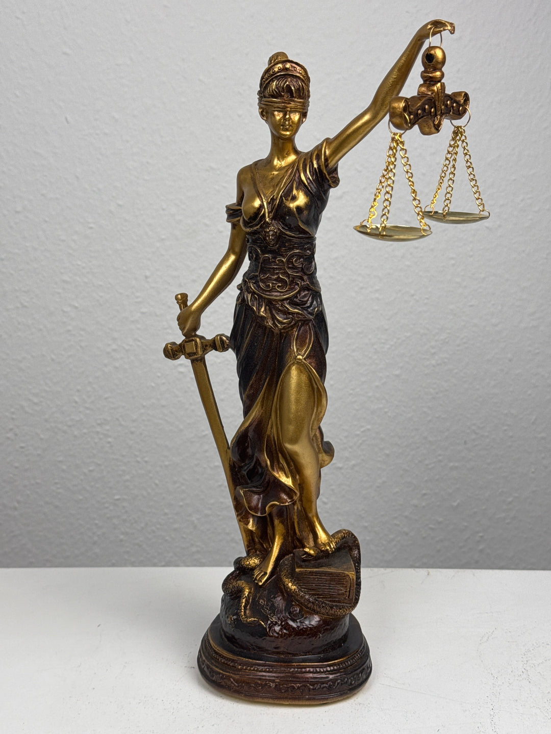 Escultura de la Dama Justicia – Símbolo de Ley y Equidad (Acabado Latón Oscuro)