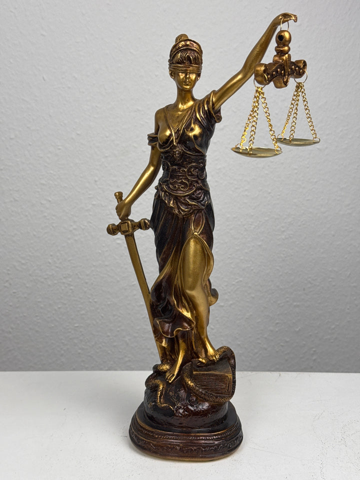 Escultura de la Dama Justicia – Símbolo de Ley y Equidad (Acabado Latón Oscuro)