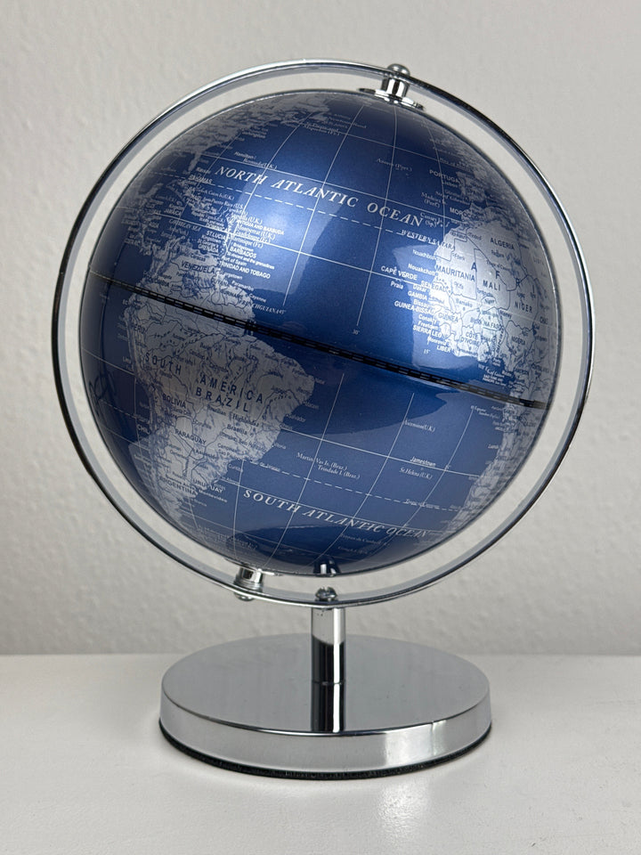 Globo Terráqueo Plateado y Azul