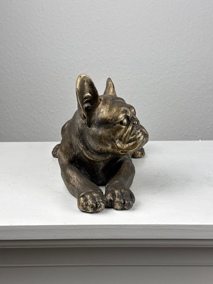 Estatua de Bulldog Encantador – Bulldog Francés Acostado (Acabado en Bronce)