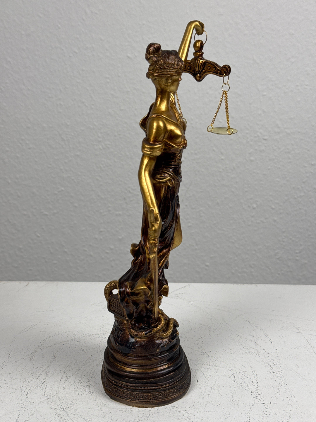 Escultura de la Dama Justicia – Símbolo de Ley y Equidad (Pequeña, Acabado Latón Oscuro)