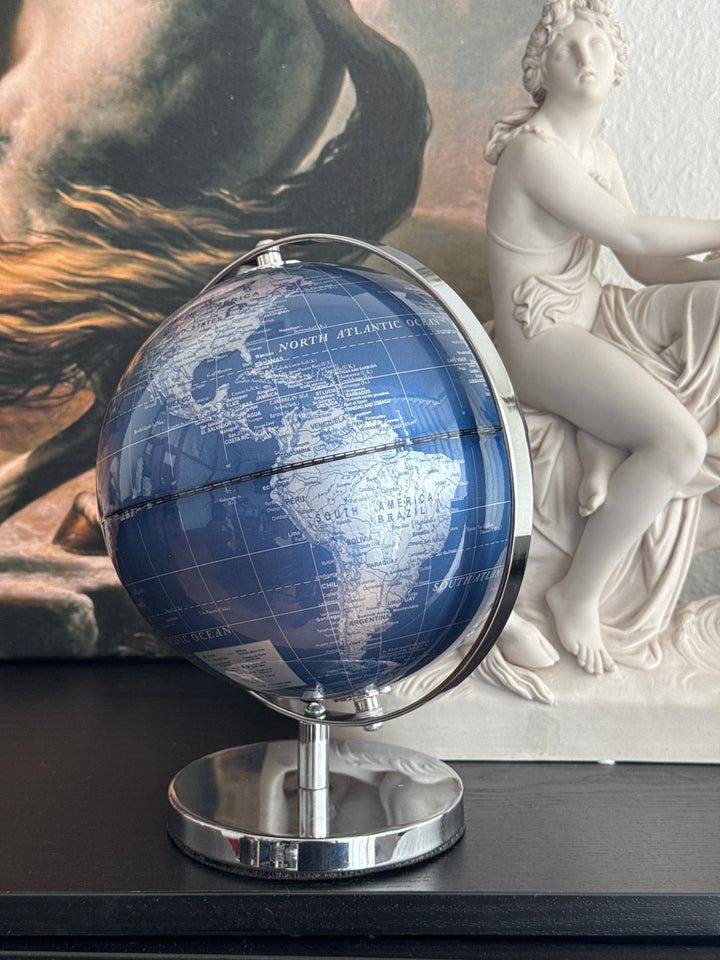 Globo Terráqueo Plateado y Azul