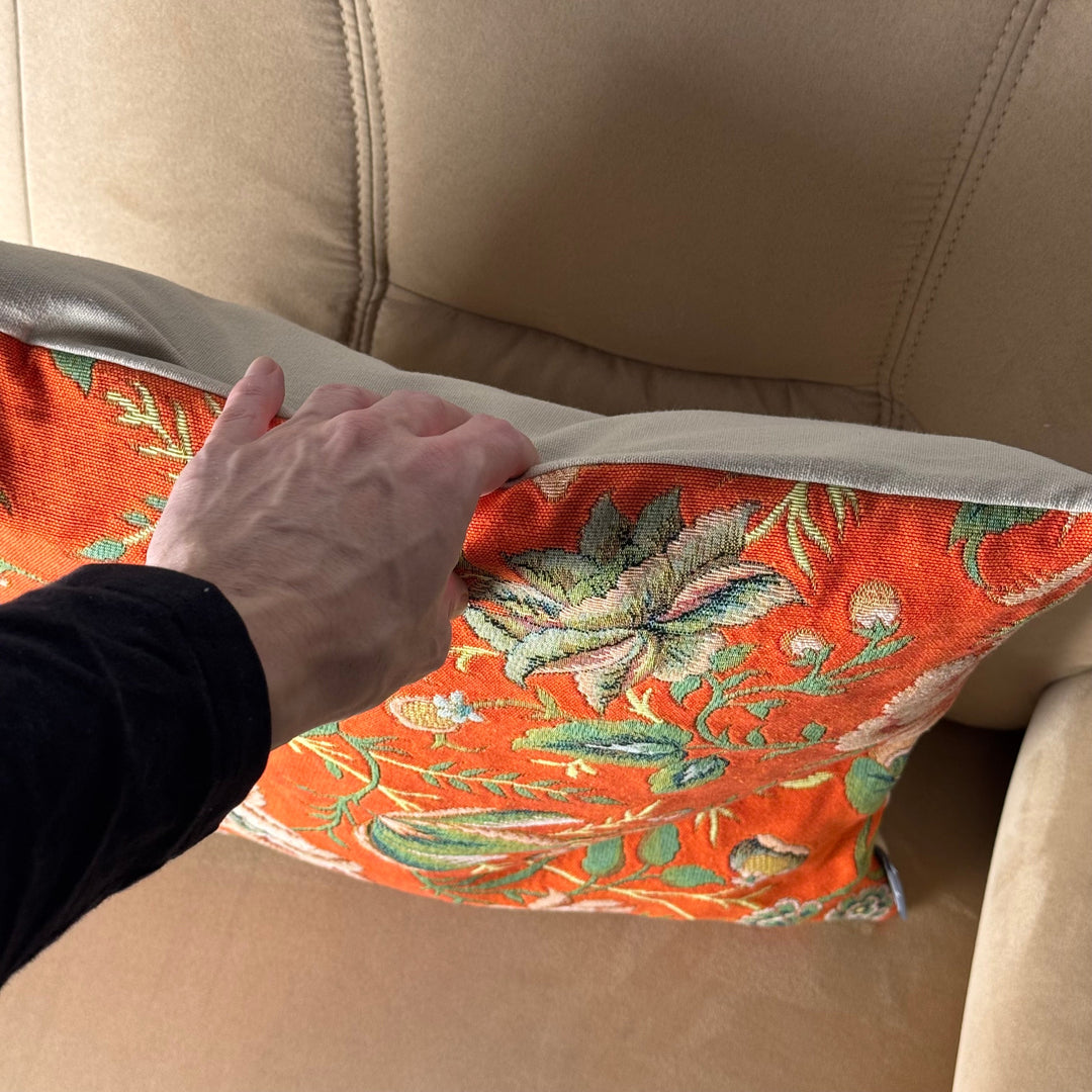 Cojín naranja – motivo de peonías, estilo Toile de Jouy (tejido jacquard)