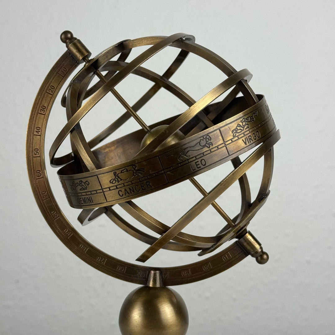 Pequeña esfera armilar de latón (Escultura de latón)