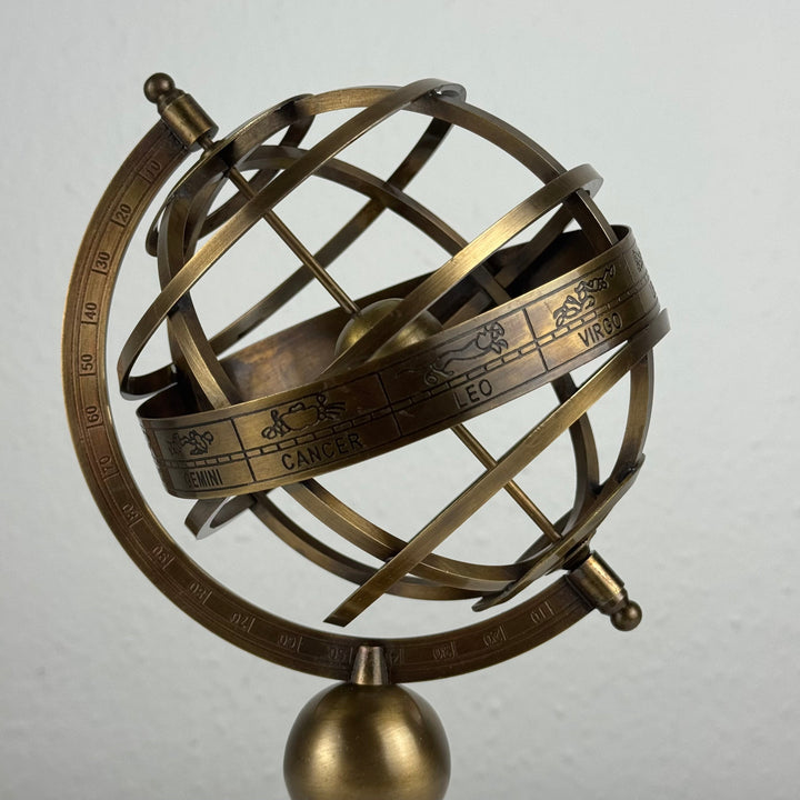 Pequeña esfera armilar de latón (Escultura de latón)