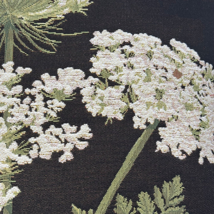 Cojín negro – flores de umbela decorativas (tejido jacquard)