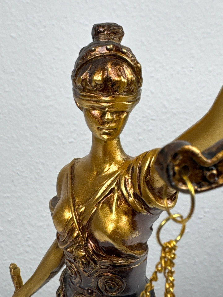 Escultura de la Dama Justicia – Símbolo de Ley y Equidad (Pequeña, Acabado Latón Oscuro)