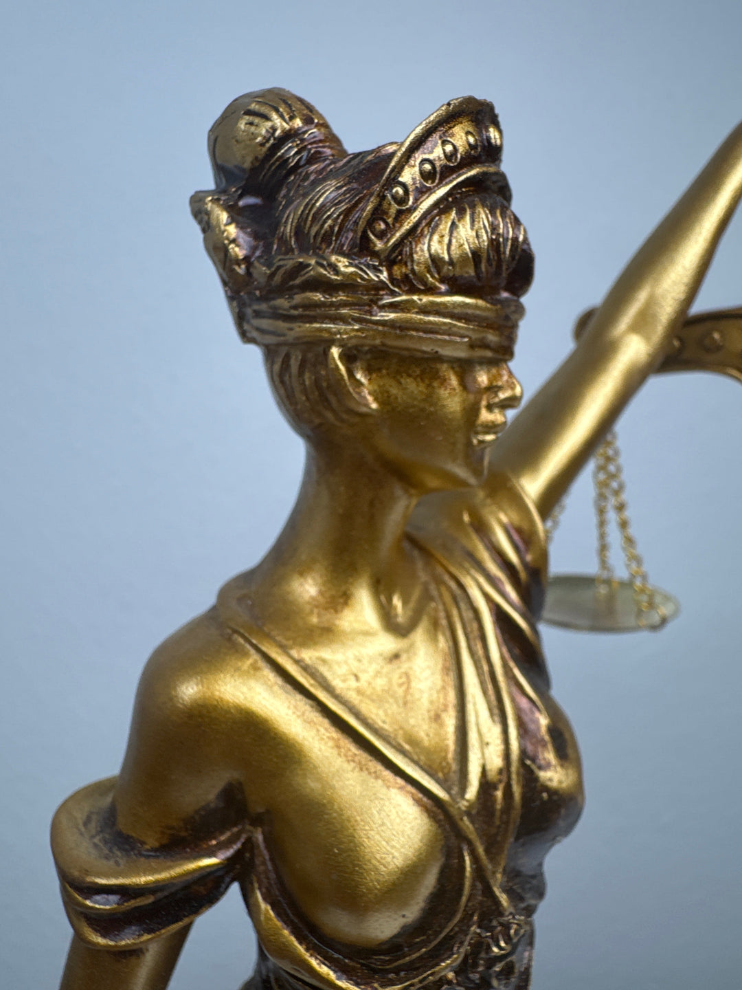 Escultura de la Dama Justicia – Símbolo de Ley y Equidad (Acabado Latón Oscuro)