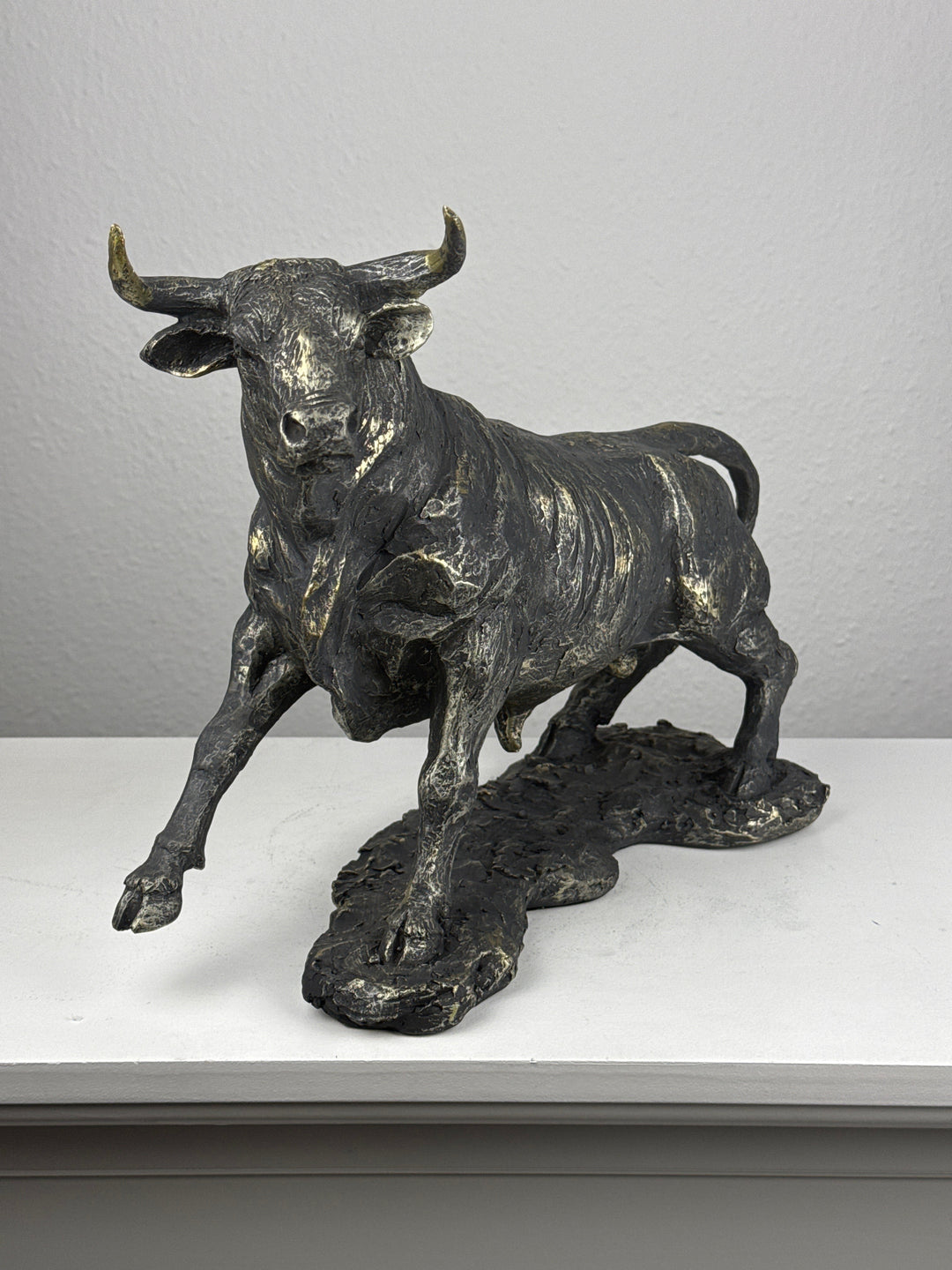 Estatua de Toro en Posición de Embestida (Acabado en Latón Oscurecido)