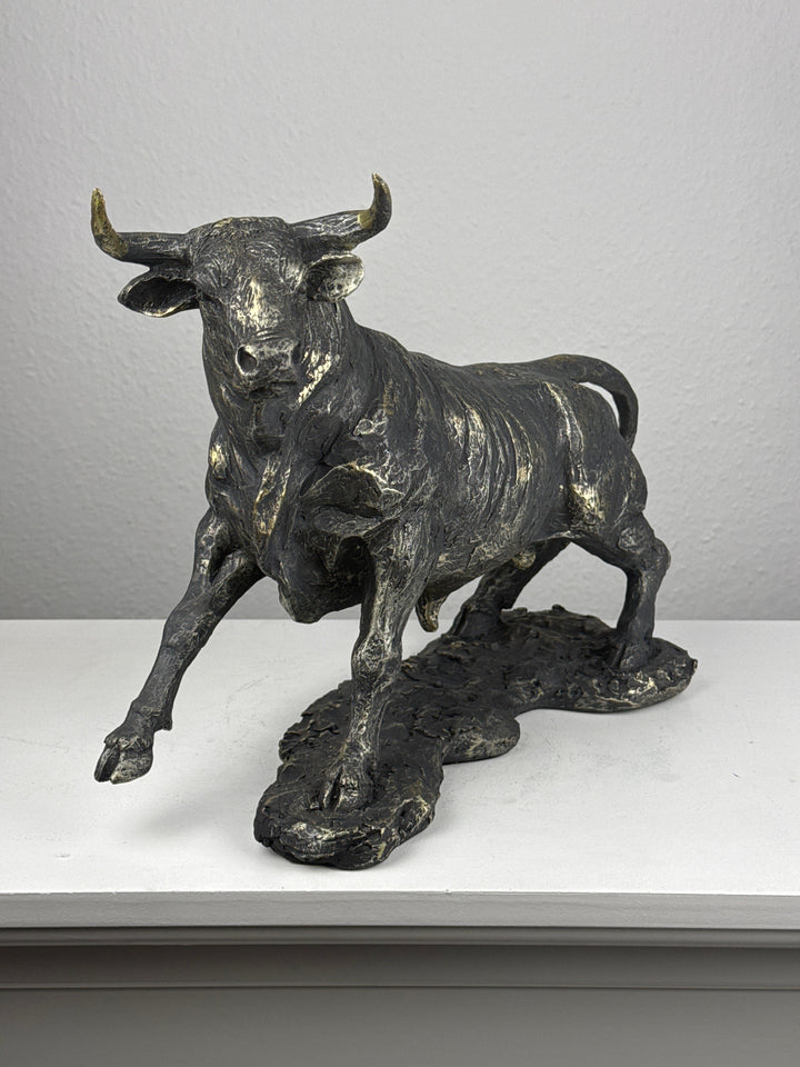 Estatua de Toro en Posición de Embestida (Acabado en Latón Oscurecido)