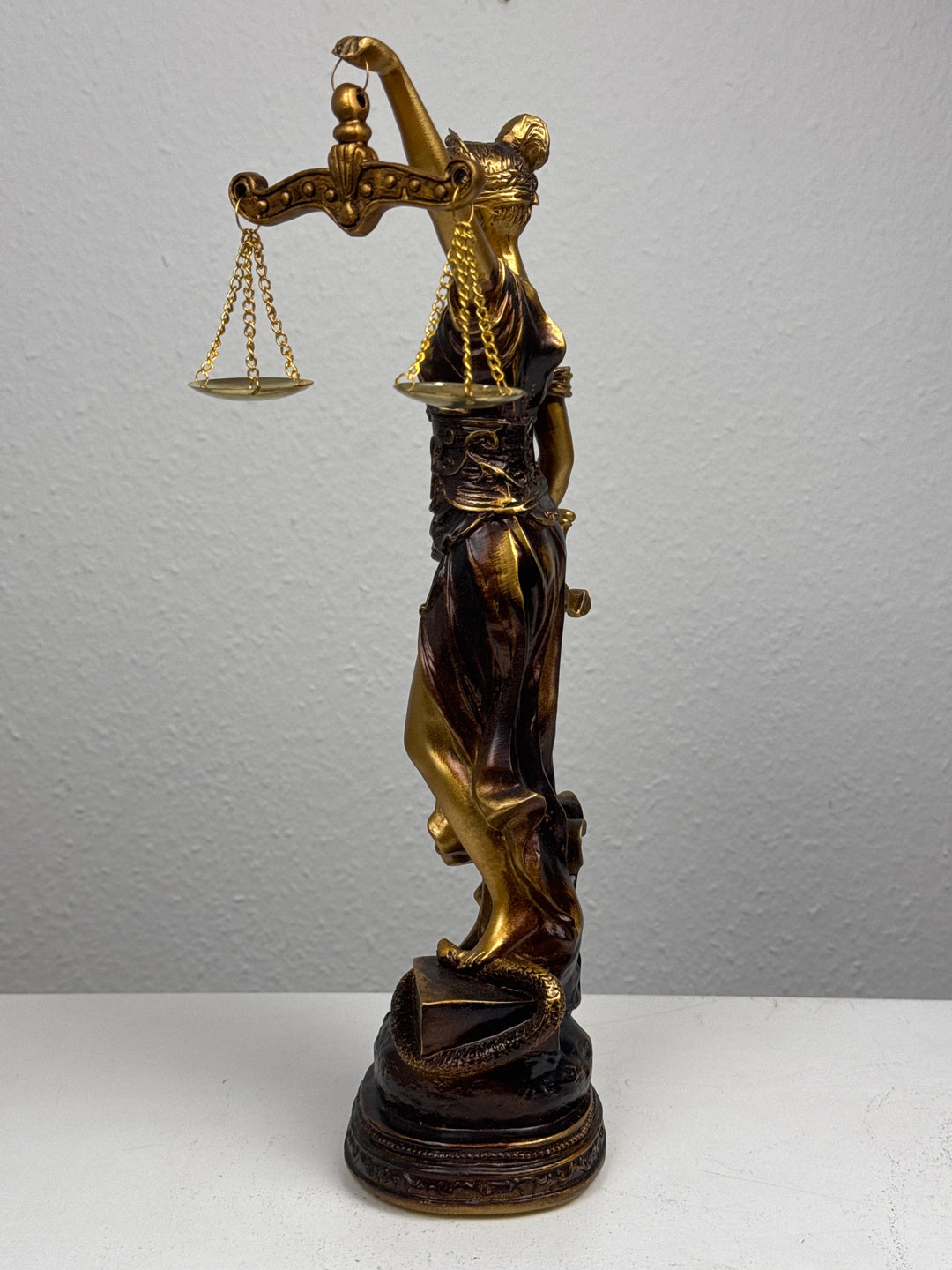 Escultura de la Dama Justicia – Símbolo de Ley y Equidad (Acabado Latón Oscuro)
