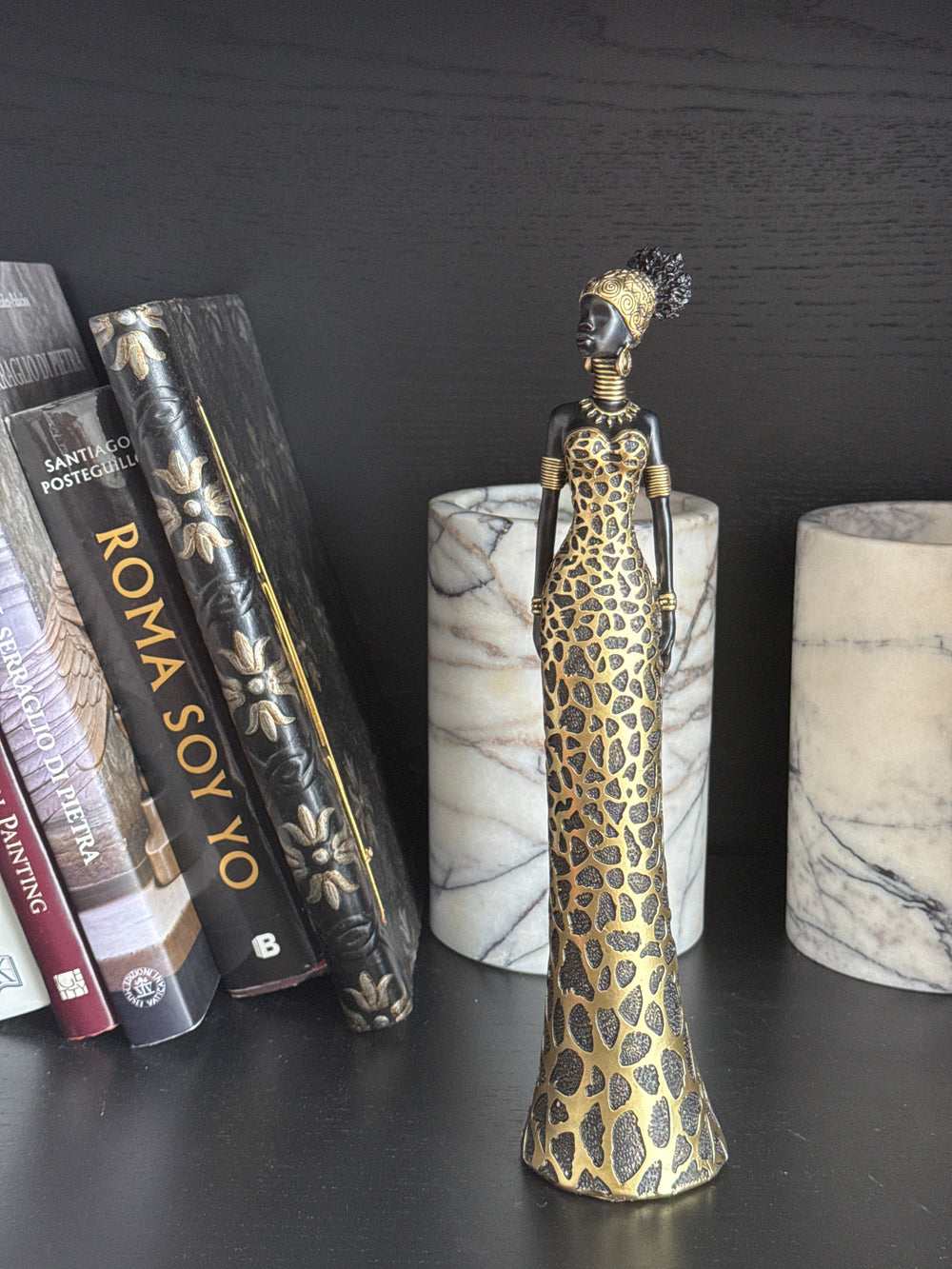 Estatua de Mujer Africana con Vestido de Leopardo Elegante