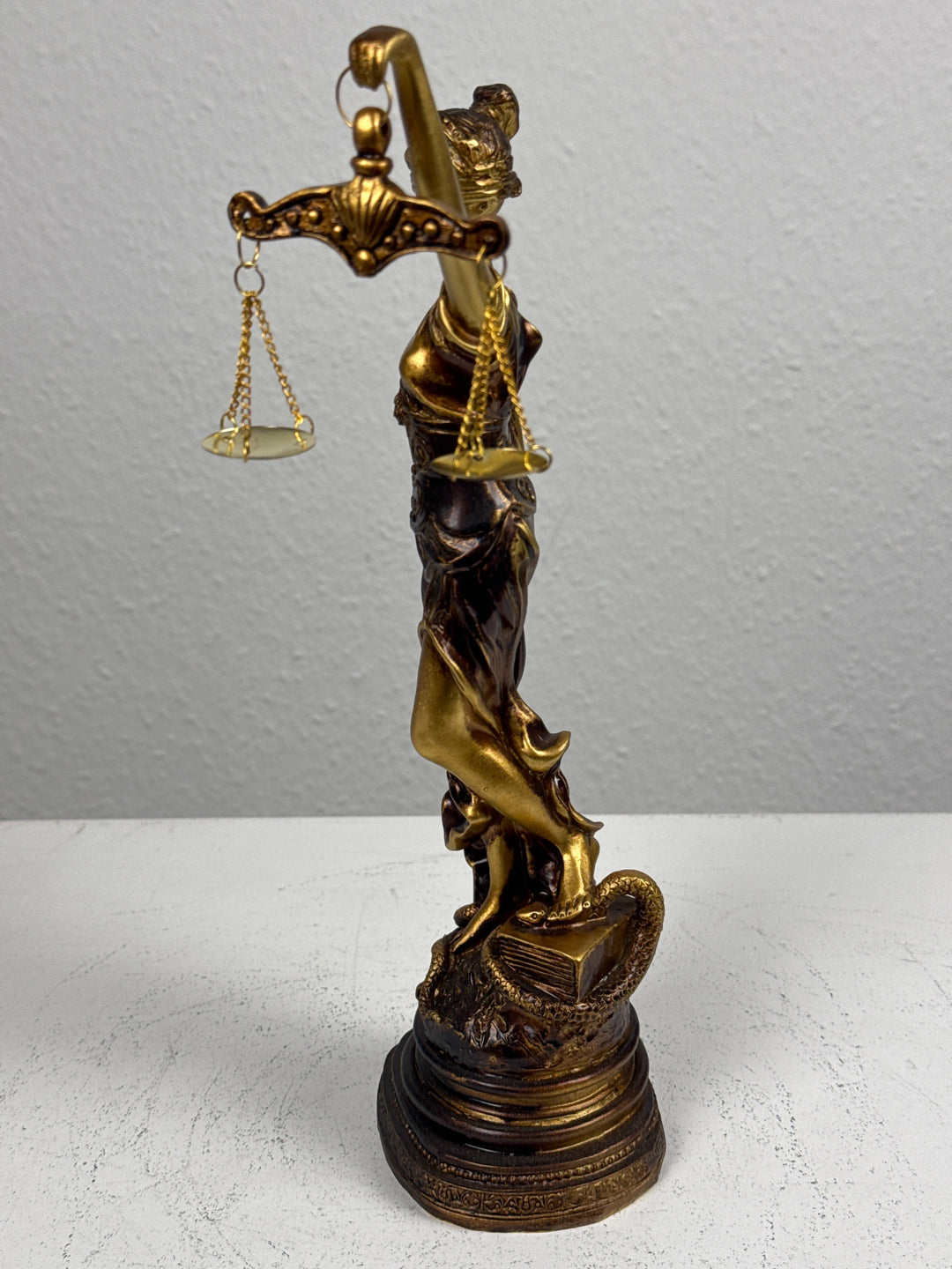 Escultura de la Dama Justicia – Símbolo de Ley y Equidad (Pequeña, Acabado Latón Oscuro)