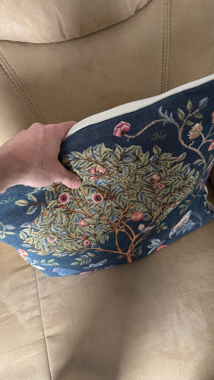 Cojín azul – árbol con pájaros (tejido jacquard)