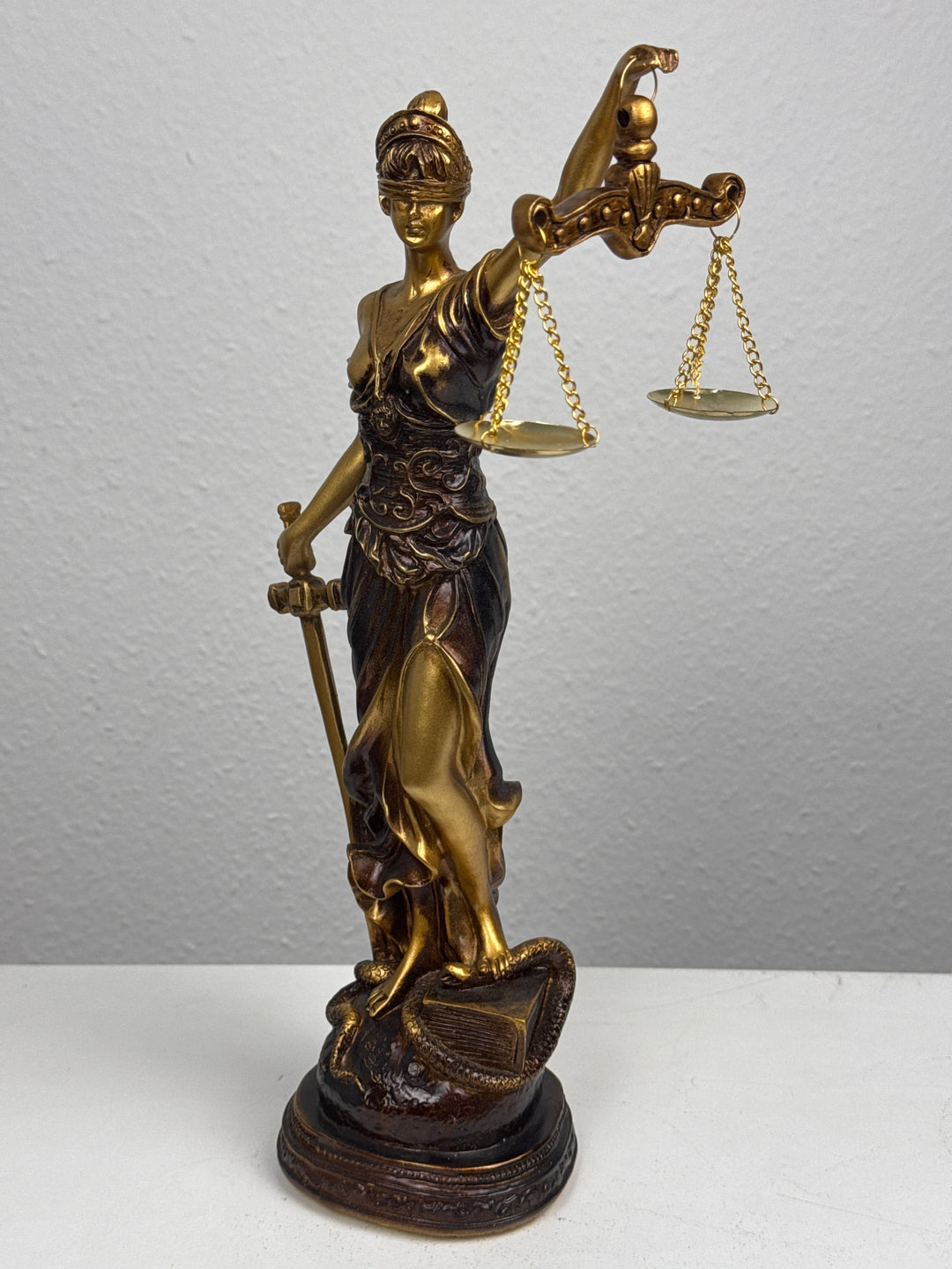 Escultura de la Dama Justicia – Símbolo de Ley y Equidad (Acabado Latón Oscuro)