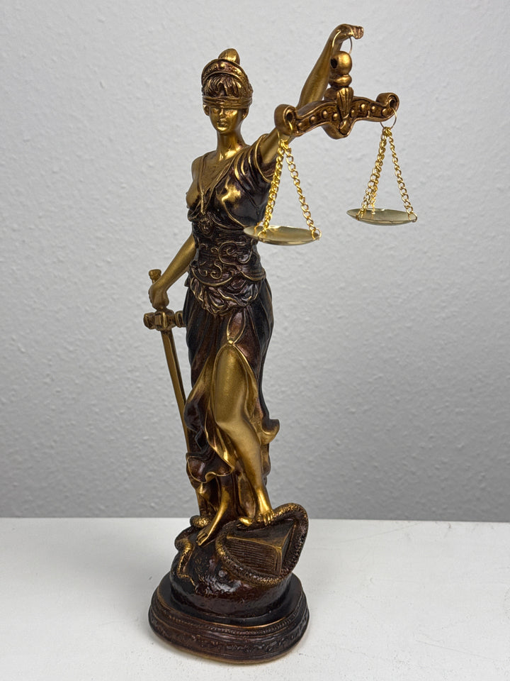 Escultura de la Dama Justicia – Símbolo de Ley y Equidad (Acabado Latón Oscuro)