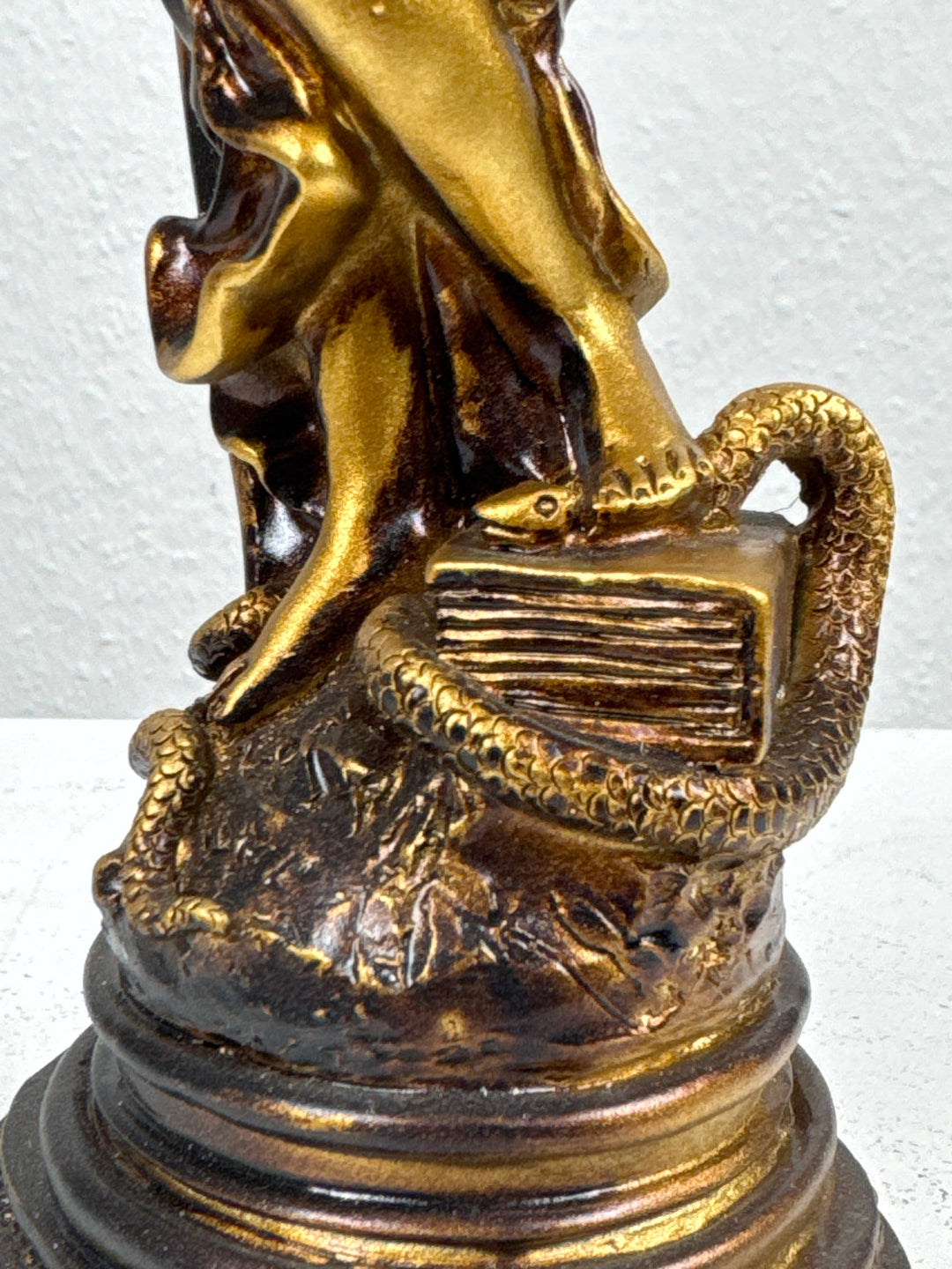 Escultura de la Dama Justicia – Símbolo de Ley y Equidad (Pequeña, Acabado Latón Oscuro)